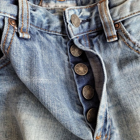 Free People Denim Jean Shorts Sz 27 Frayed Hem Lightly Distressed Button Fly - Picture 5 of 7